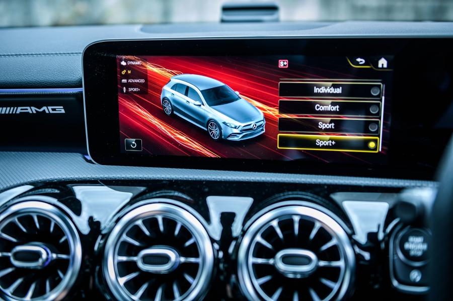 Детали интерьера Mercedes-AMG A35 4Matic Edition 1 (W177) 2019 года  (JP) (фото 2 из 57)